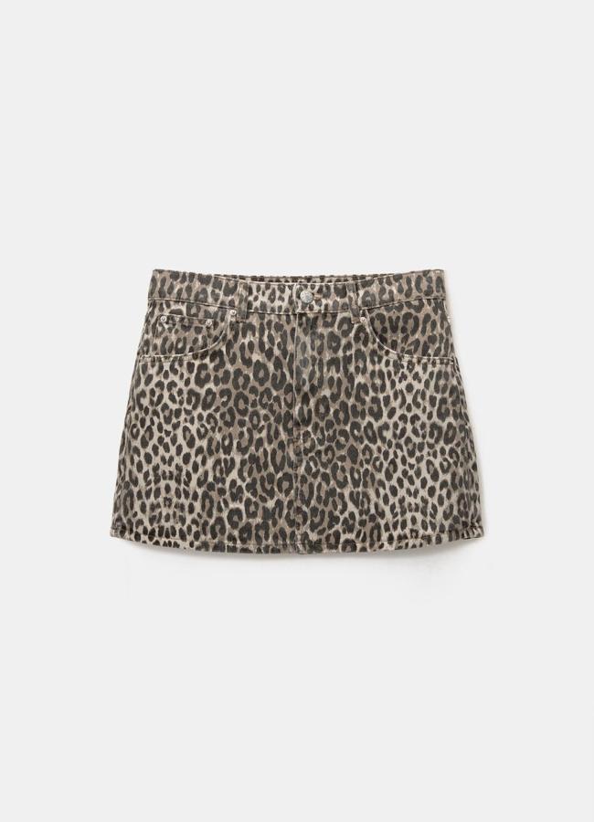 Falda vaquera mini de leopardo de Pull&Bear, 25,99 euros.