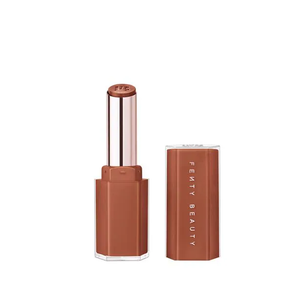 Pintalabios Gloss Bomb Stix de Fenty Beauty.