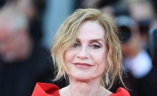 Isabelle Huppert, la actriz francesa de 70 años que arrasa en Venecia con este espectacular vestido rojo