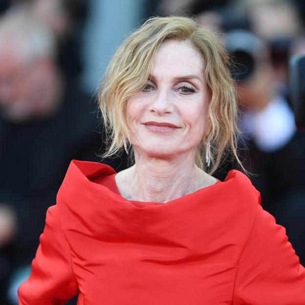 Isabelle Huppert, la actriz francesa de 70 años que arrasa en Venecia con este espectacular vestido rojo