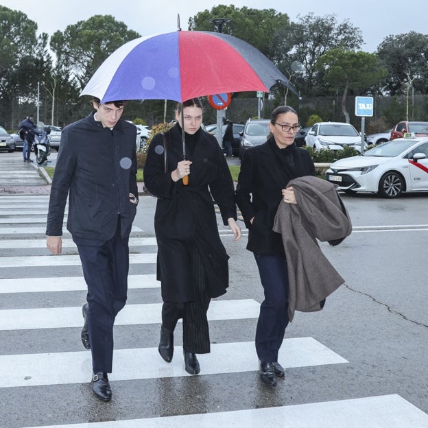 Laura Ponte y sus dos hijos en el funeral de Fernando Gómez-Acebo. 