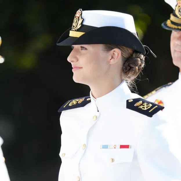 Leonor impacta en Marín con su nuevo uniforme de guardamarina: blanco impoluto, moño trenzado y una gran sonrisa