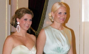 Por qué los noruegos no quieren que Mette-Marit vaya a la polémica boda de su cuñada Marta Luisa: «Debería quedarse en casa»