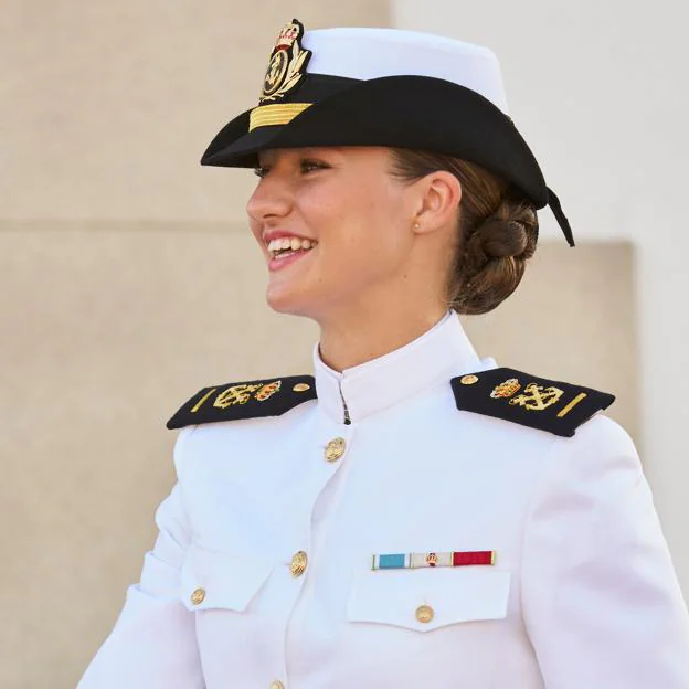 La princesa de Asturias, a su llegada a la Escuela Naval de Marín, donde saludó al director, jefes de servicio y a su tutor. 