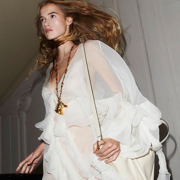 ¡Alerta tendencia! La nueva temporada llega con las camisas de volantes más bonitas del otoño