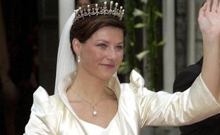 Dos tiaras y dos bodas: el significado oculto del look nupcial de la princesa Marta Luisa de Noruega