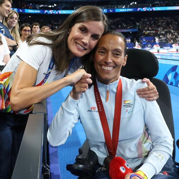 El look talismán de Letizia para apoyar a Teresa Perales y los paralímpicos españoles: vaqueros pitillos y sus zapatillas favoritas