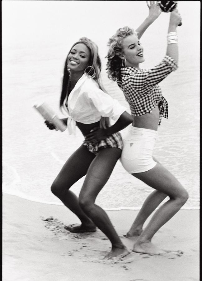 Naomi Campbell y Eva Herzigova en una campaña para Guess.