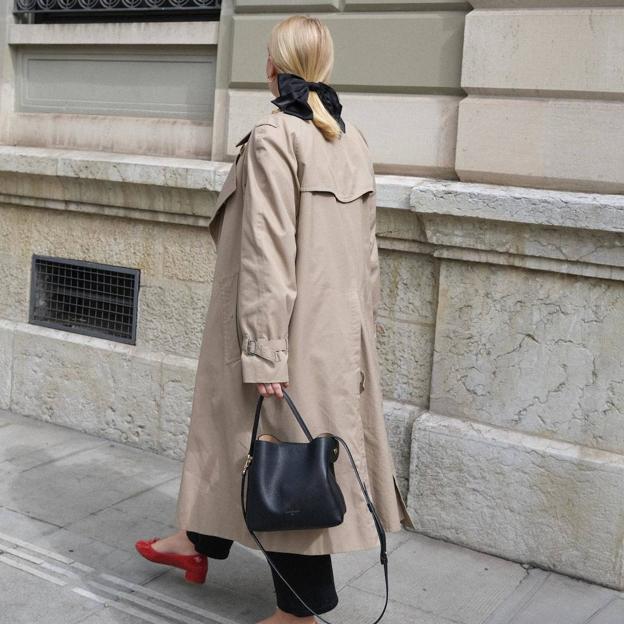 Influencer francesa con look de básicos tendencia para otoño