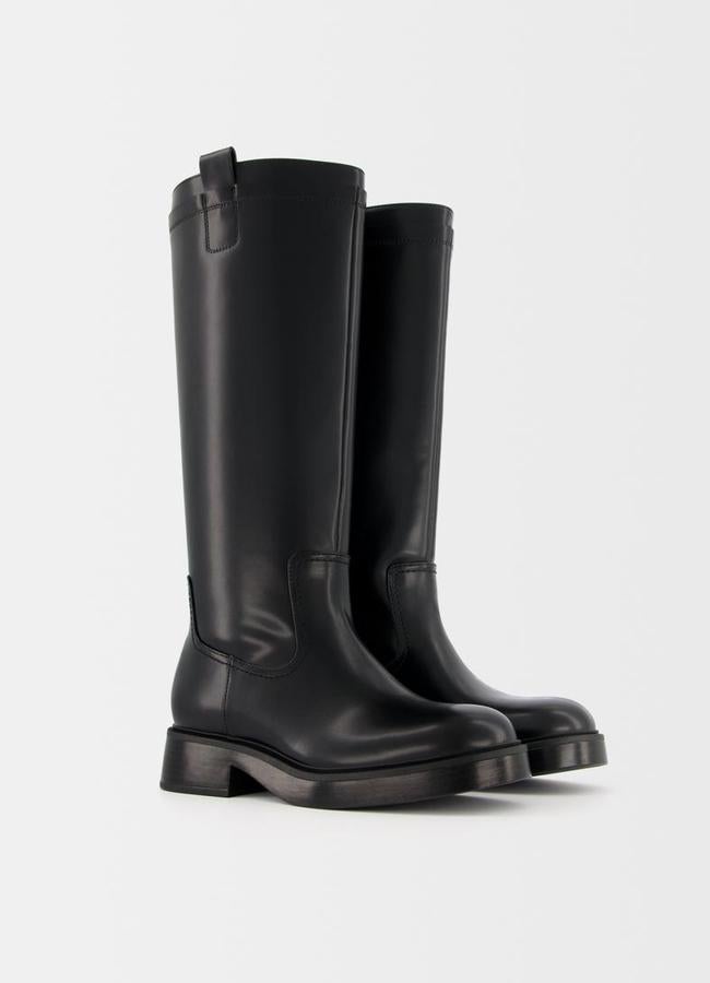 Botas altas en negro de Bershka.