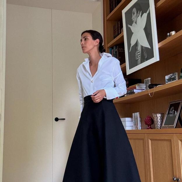 Camisa y falda negra, el combo al que siempre recurren las mujeres más elegantes
