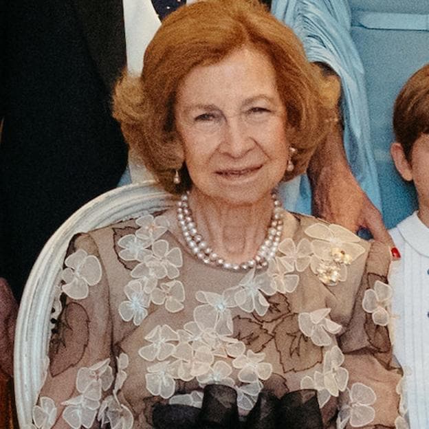 El look elegante de la reina Sofía en la boda de Victoria López-Quesada: vestido de gasa y maxi collar de perlas