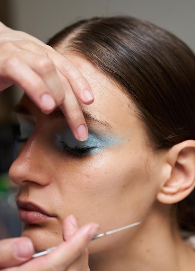 Sombra de ojos en color azul. Foto: Launchmetrics spotlight