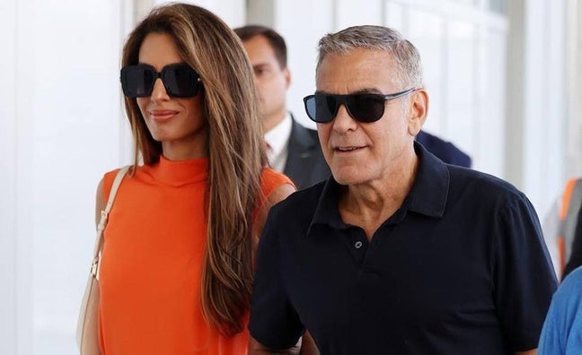 Encontradas baratísimas las sandalias con cuña de Amal Clooney, el truco para ir cómoda y elegante