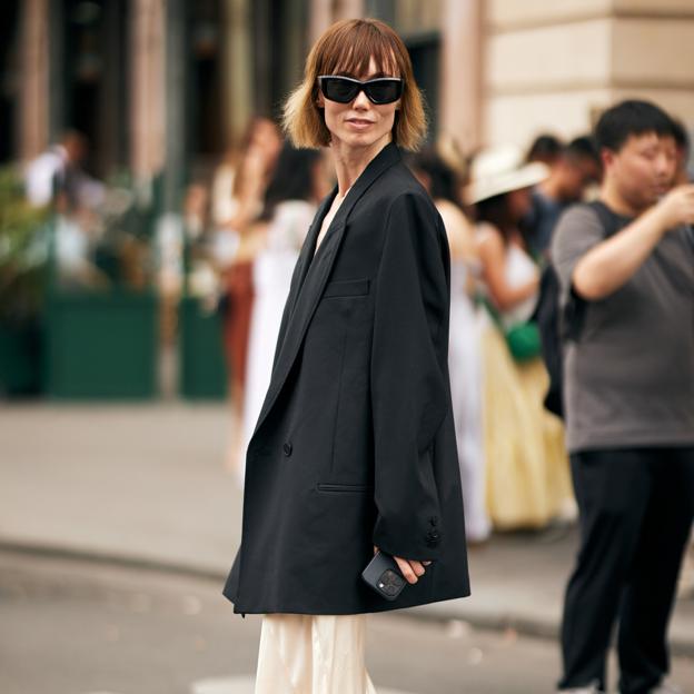 Look con una chaqueta blazer