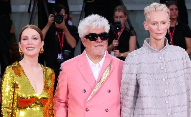 Derroche de glamour de las chicas Almodóvar en el Festival de Venecia: los espectaculares looks de Julianne Moore y Tilda Swinton