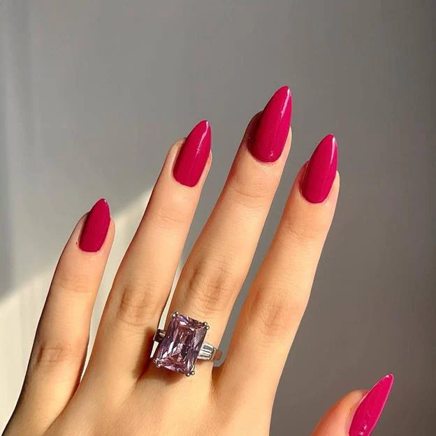 Uñas en tono magenta