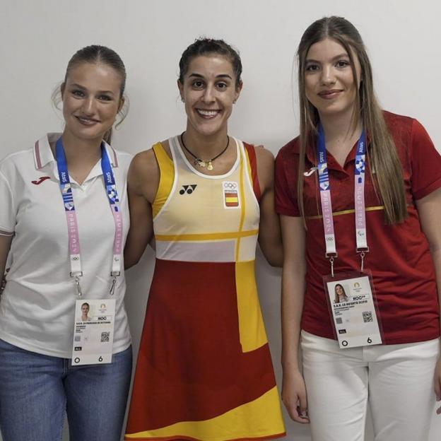 Carolina Marín, en París con Leonor y Sofía. 