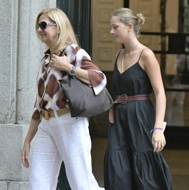 La infanta Cristina e Irene Urdangarin, tras visitar el taller de Lorenzo Caprile. 