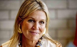 Máxima de Holanda se une al chaleco blanco, la prenda de fondo de armario que eleva looks con vaqueros