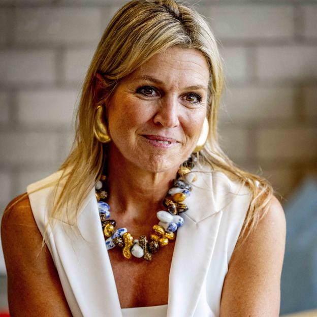 Máxima de Holanda se une al chaleco blanco, la prenda de fondo de armario que eleva looks con vaqueros