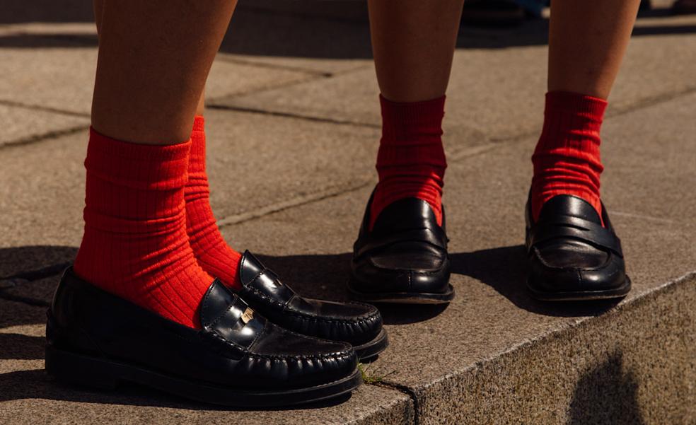 Los mocasines tendencia de este otoño que las chicas más elegantes llevan con traje y con calcetines