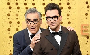 Eugene y Dan Levy: ¿quiénes son los presentadores de los Emmy 2024?