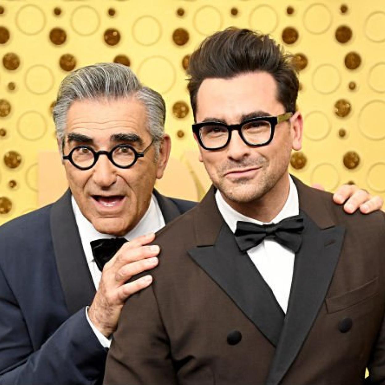 Eugene y Dan Levy, presentadores de los premios Emmy 2024, en la alfombra de la edición celebrada hace tres años./getty Images