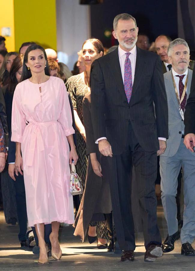 La reina Letizia con vestido de Moisés Nieto en ARCO 2023. Foto: LIMITED PICTURES.