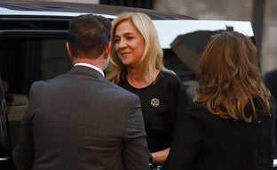 La infanta Cristina, la reina Sofía, Irene Urdangarin o el rey Juan Carlos: el apoyo de los Borbón en el funeral de Juan Gómez-Acebo