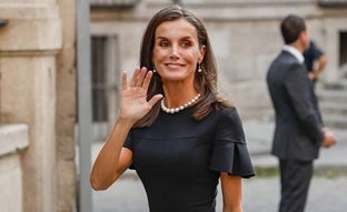 La reina Letizia reaparece en el funeral de Juan Gómez-Acebo con un vestido muy sobrio, zapatos de tacón cómodo y su bolso negro favorito