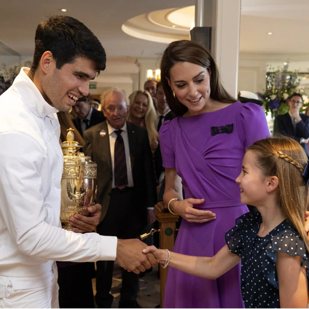 Kate y Charlotte junto a Carlos Alcaraz en Wimbledon. 