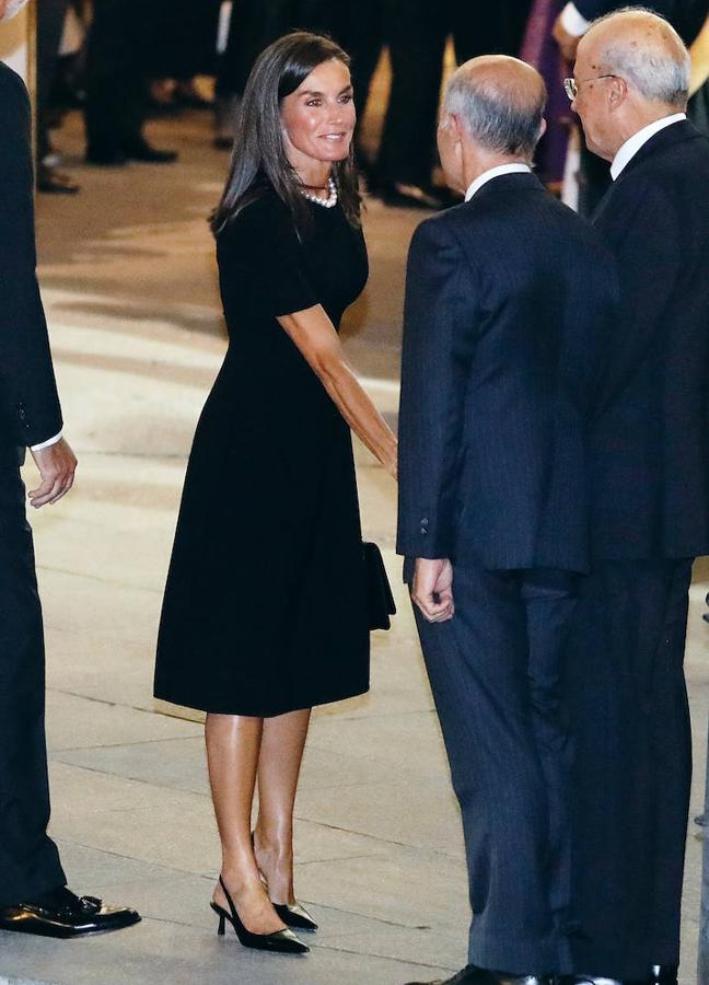 La reina Letizia con sus zapatos negros destalonados. / LIMITED PICTURES