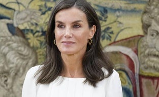 La reina Letizia vuelve al trabajo con un look de entretiempo perfecto: la blusa blanca que estiliza y sandalias