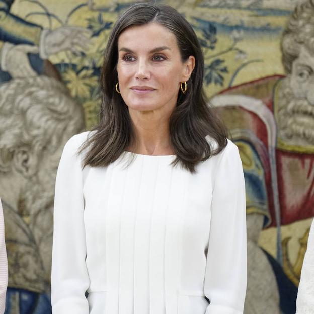 La reina Letizia con una blusa blanca.