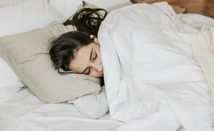 El ejercicio físico que ayuda a dormir mejor si lo haces antes de ir a la cama, según la ciencia