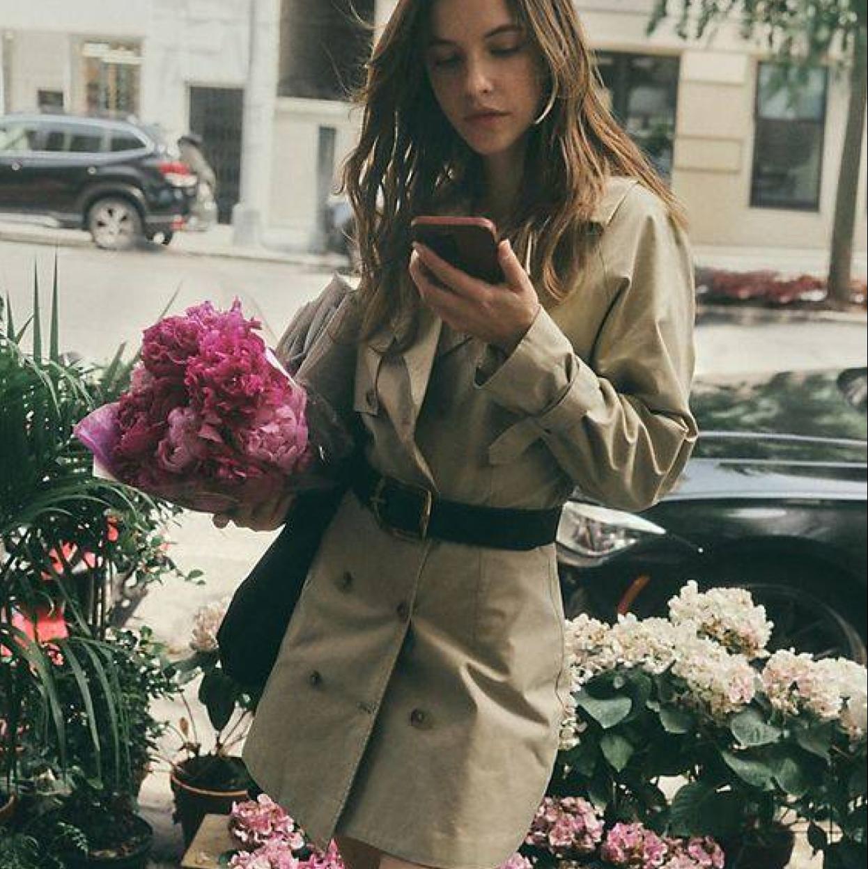 La modelo Barbara Palvin con vestido gabardina para otoño/@BARBARAPALVIN