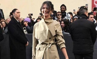 El regreso del vestido gabardina favorito de las famosas para otoño