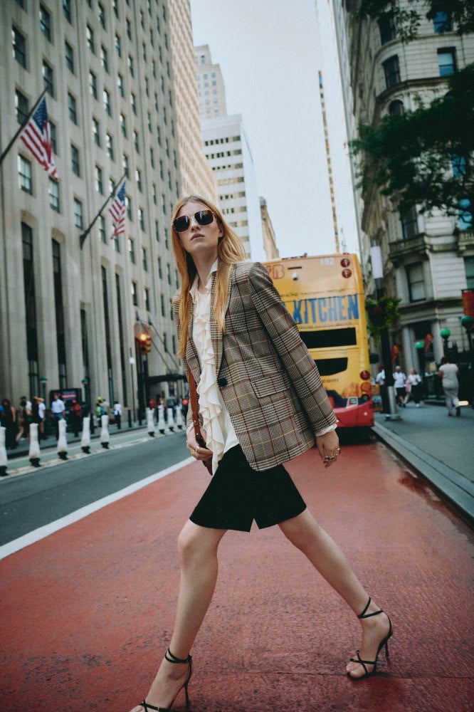 Los vestidos midi más elegantes y las camisas blancas caladas que llevarás sin parar los próximos meses de otoño./SFERA