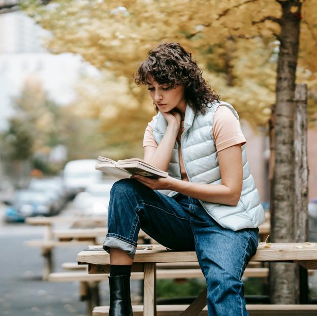 Uno de los géneros literarios favoritos por millones de lectores en todo el mundo es el del suspense, que te mantiene pegado al libro en todo momento y cualquier lugar.