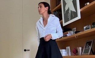 Camisa y falda negra, el combo al que siempre recurren las mujeres más elegantes