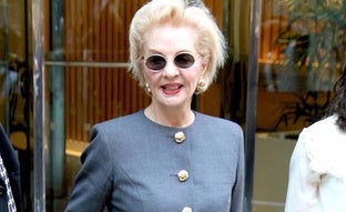 Carolina Herrera da una lección de estilo en Nueva York: el conjunto de dos piezas elegante y muy juvenil