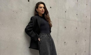 Necesitas unos pantalones con tachas para llevar la prenda viral que todas las influencers tienen