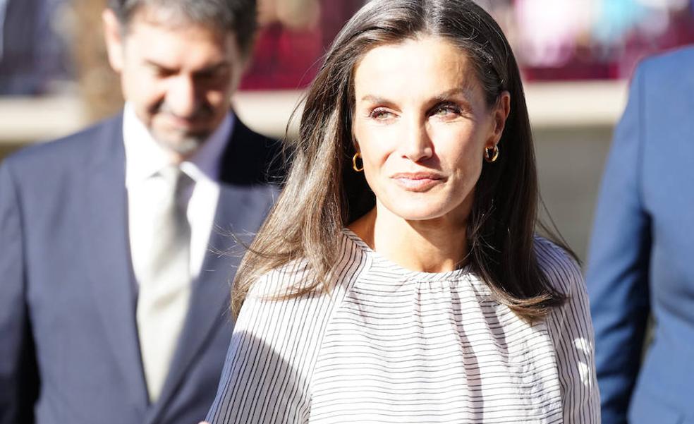 La reina Letizia inaugura el curso escolar con una blusa elegante, pantalones negros y sandalias de tacón cómodo