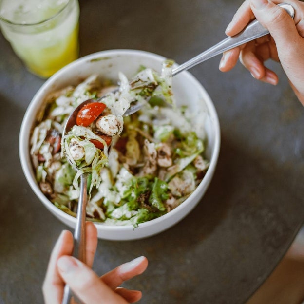 La ensalada que arrasa en TikTok para eliminar líquidos y acelerar el metabolismo