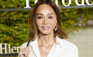 Isabel Preylser arrasa en el desfile de Pedro del Hierro con un look con falda de lentejuelas y camisa blanca