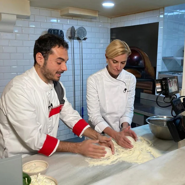 María Zurita prepara una pizza en 'Ahora o nunca'. 