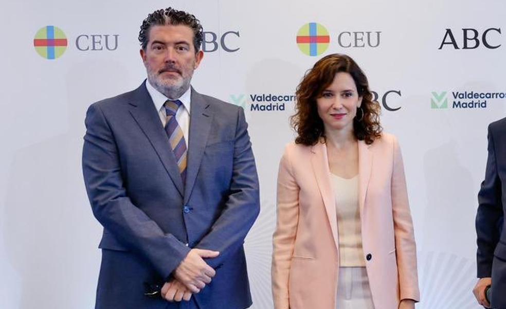 Isabel Díaz Ayuso completa un look de entretiempo perfecto con los zapatos elegantes que también tiene la reina Letizia