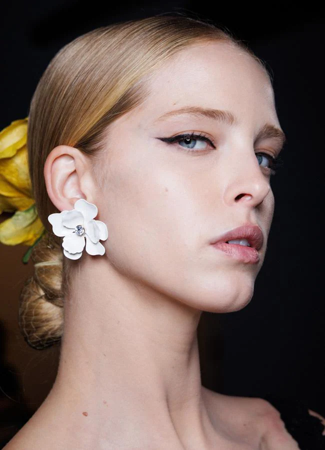 Una modelo con eyeliner negro en el desfile de Carolina Herrera. Foto: Launchmetrics Spotlight