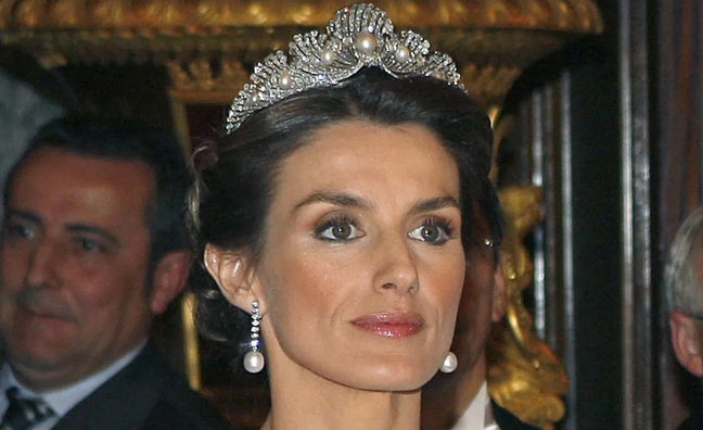 Las joyas con perlas que odiaba la reina Sofía y siempre se pone Letizia: broches, collares y tiaras heredados de los Borbones